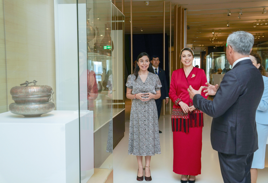 Daughter of Chairman of Halk Maslahaty of Turkmenistan visits Heydar Aliyev Center (PHOTO)