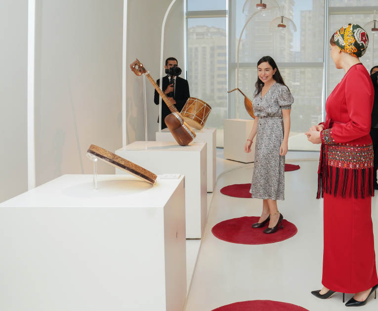 Daughter of Chairman of Halk Maslahaty of Turkmenistan visits Heydar Aliyev Center (PHOTO)