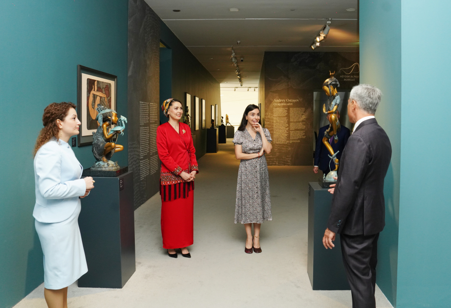 Daughter of Chairman of Halk Maslahaty of Turkmenistan visits Heydar Aliyev Center (PHOTO)