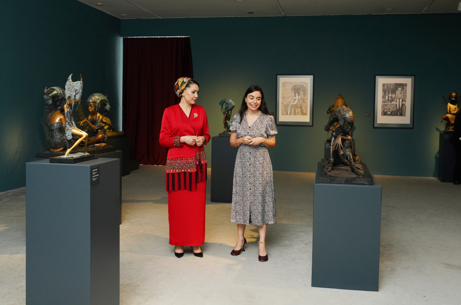 Daughter of Chairman of Halk Maslahaty of Turkmenistan visits Heydar Aliyev Center (PHOTO)