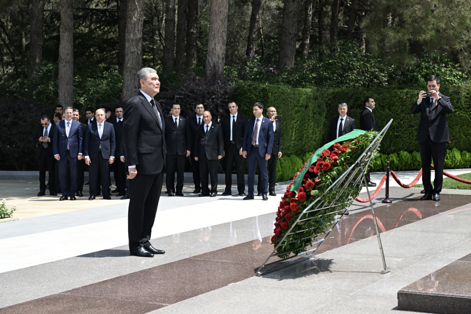 Chairman of Halk Maslahaty of Turkmenistan pays tribute to National Leader Heydar Aliyev (PHOTO)
