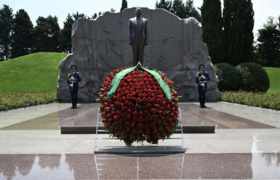 Chairman of Halk Maslahaty of Turkmenistan pays tribute to National Leader Heydar Aliyev (PHOTO)