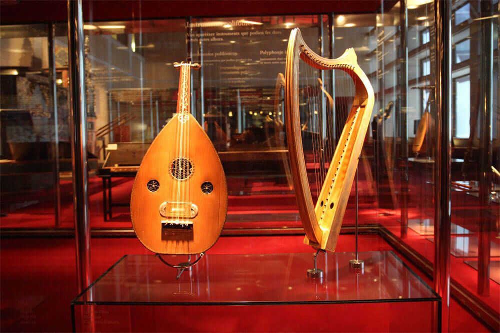 Ulviyya Mahmud presented the Azerbaijani kamancha to the Museu de la Música de Barcelona (PHOTO)