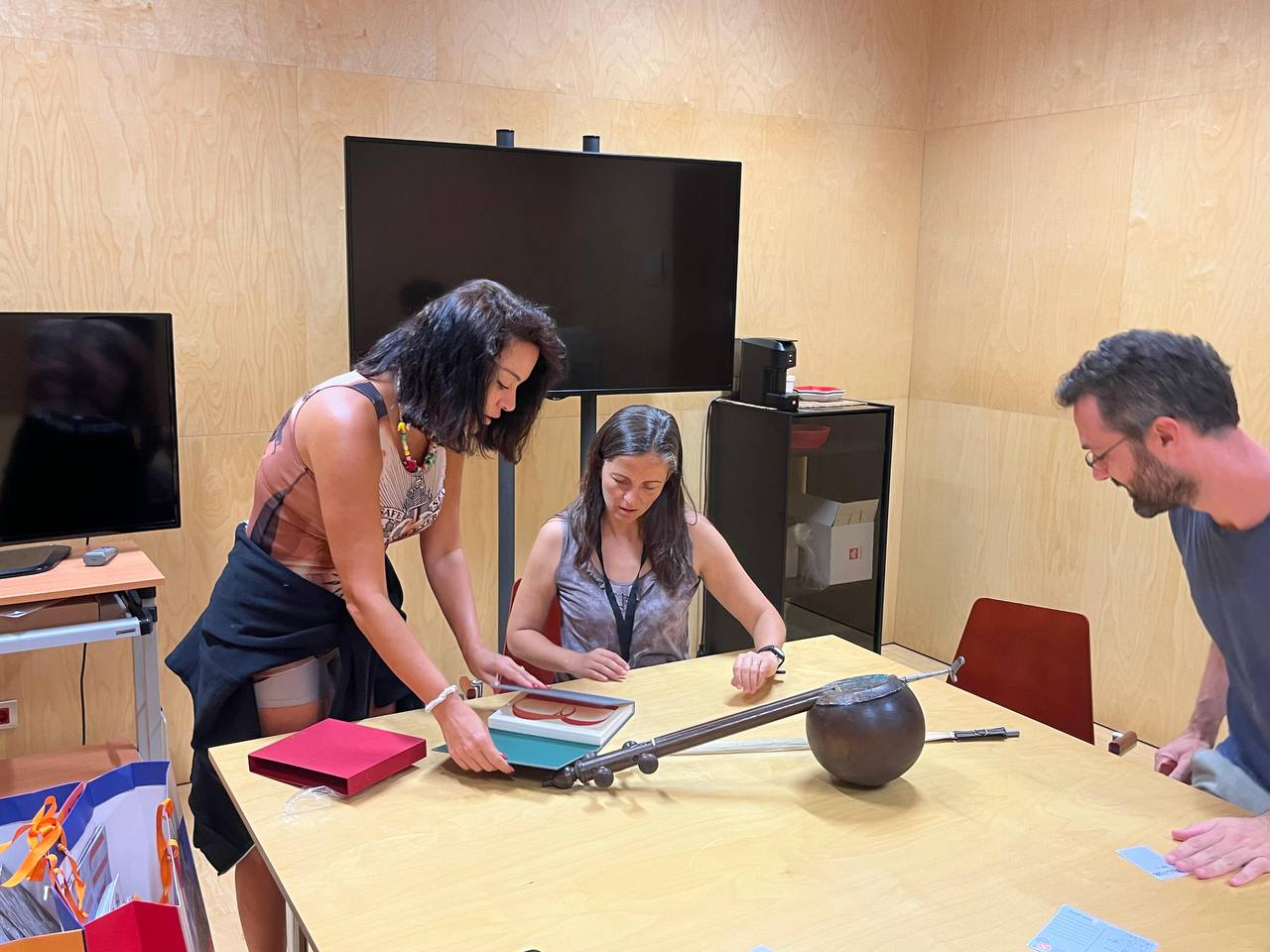 Ulviyya Mahmud presented the Azerbaijani kamancha to the Museu de la Música de Barcelona (PHOTO)