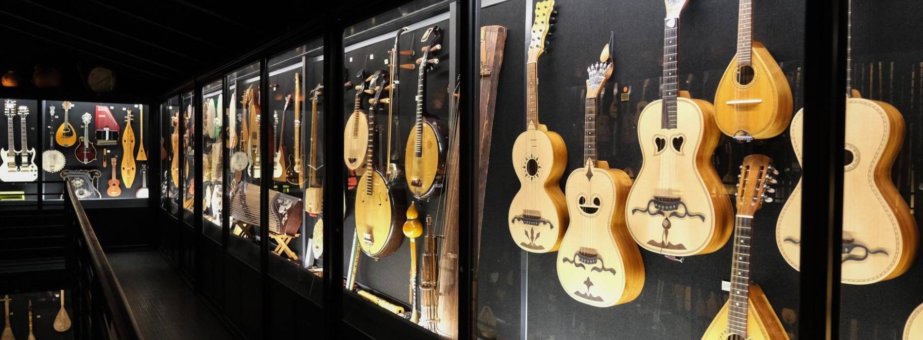 Ulviyya Mahmud presented the Azerbaijani kamancha to the Museu de la Música de Barcelona (PHOTO)