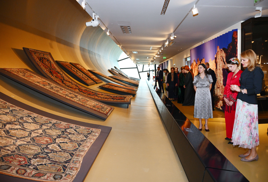 Daughter of Chairman of Halk Maslahaty of Turkmenistan, visits Azerbaijan National Carpet Museum (PHOTO)