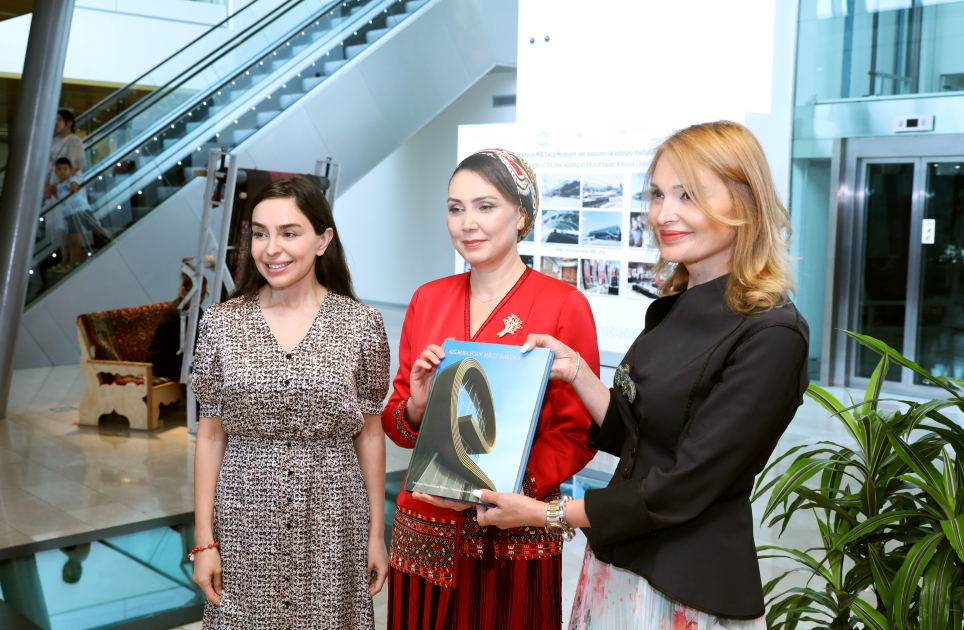 Daughter of Chairman of Halk Maslahaty of Turkmenistan, visits Azerbaijan National Carpet Museum (PHOTO)