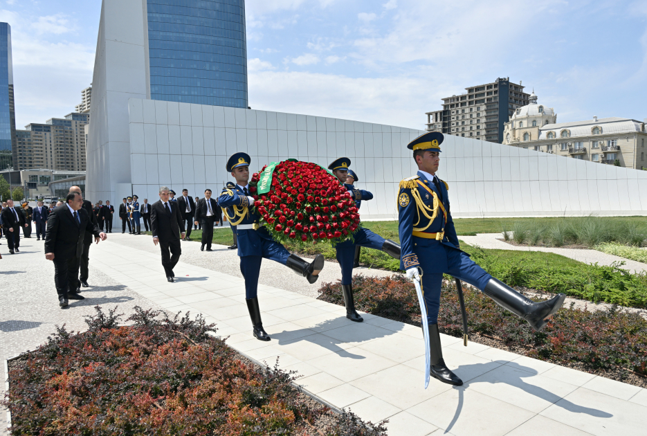 Chairman of Halk Maslahaty of Turkmenistan visits Victory Park in Azerbaijan's Baku (PHOTO)