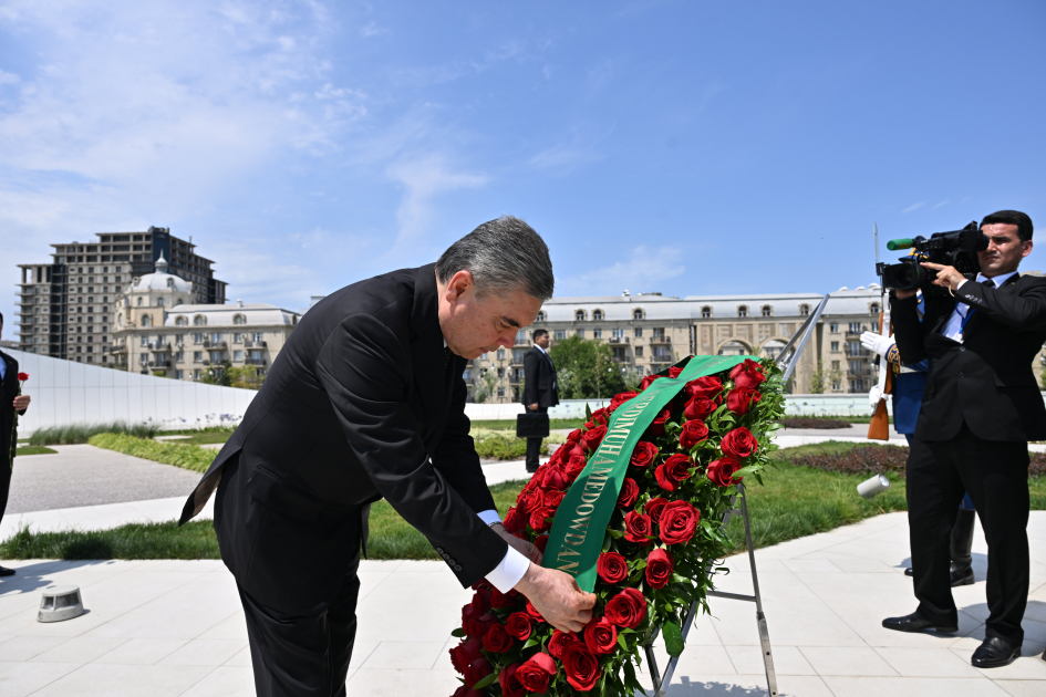 Chairman of Halk Maslahaty of Turkmenistan visits Victory Park in Azerbaijan's Baku (PHOTO)