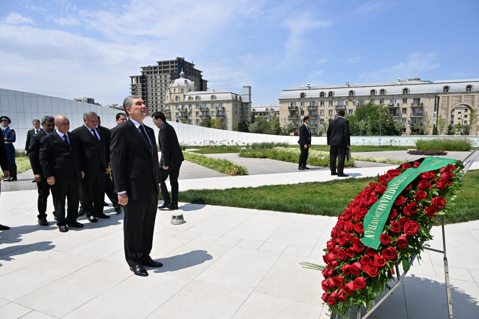 Chairman of Halk Maslahaty of Turkmenistan visits Victory Park in Azerbaijan's Baku (PHOTO)