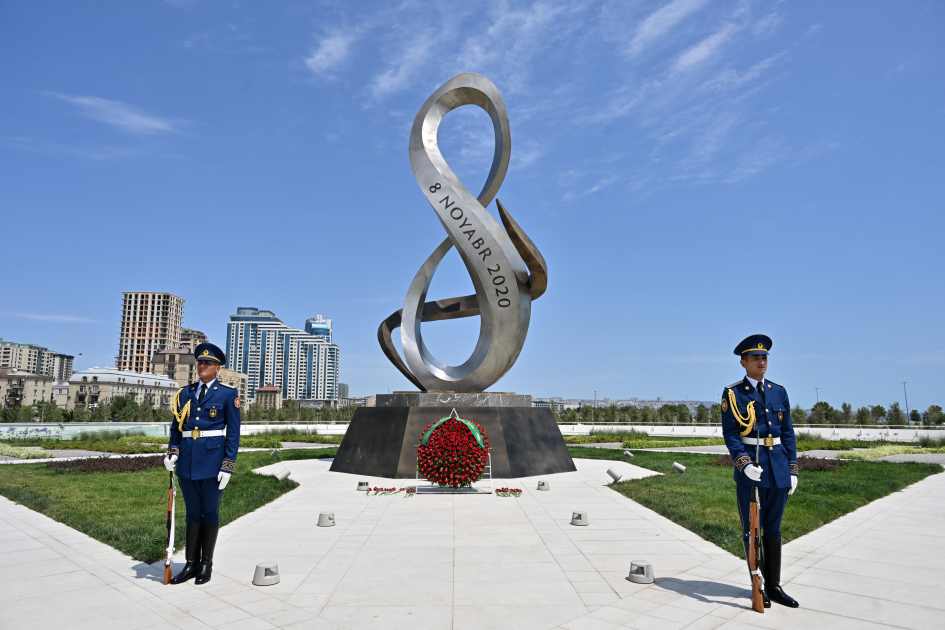 Chairman of Halk Maslahaty of Turkmenistan visits Victory Park in Azerbaijan's Baku (PHOTO)