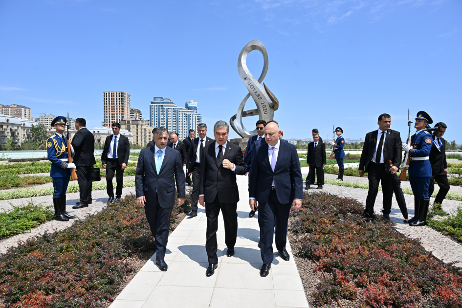 Chairman of Halk Maslahaty of Turkmenistan visits Victory Park in Azerbaijan's Baku (PHOTO)
