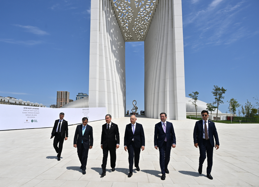 Chairman of Halk Maslahaty of Turkmenistan visits Victory Park in Azerbaijan's Baku (PHOTO)
