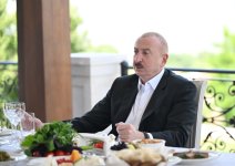 President Ilham Aliyev, Chairman of Halk Maslahaty of Turkmenistan have joint lunch in Shusha (PHOTO)