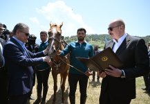 President Ilham Aliyev presents Karabakh horse named “Dostlug” to Chairman of Turkmenistan’s Halk Maslahaty at Jidir Duzu plain (PHOTO)