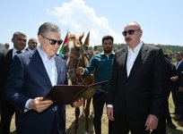 President Ilham Aliyev presents Karabakh horse named “Dostlug” to Chairman of Turkmenistan’s Halk Maslahaty at Jidir Duzu plain (PHOTO)