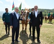 President Ilham Aliyev presents Karabakh horse named “Dostlug” to Chairman of Turkmenistan’s Halk Maslahaty at Jidir Duzu plain (PHOTO)