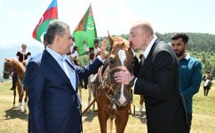 President Ilham Aliyev presents Karabakh horse named “Dostlug” to Chairman of Turkmenistan’s Halk Maslahaty at Jidir Duzu plain (PHOTO)