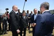 President Ilham Aliyev presents Karabakh horse named “Dostlug” to Chairman of Turkmenistan’s Halk Maslahaty at Jidir Duzu plain (PHOTO)