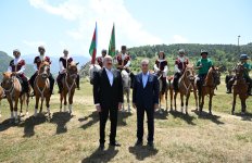 President Ilham Aliyev presents Karabakh horse named “Dostlug” to Chairman of Turkmenistan’s Halk Maslahaty at Jidir Duzu plain (PHOTO)