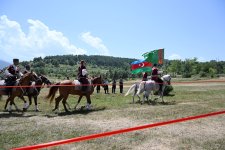 President Ilham Aliyev presents Karabakh horse named “Dostlug” to Chairman of Turkmenistan’s Halk Maslahaty at Jidir Duzu plain (PHOTO)