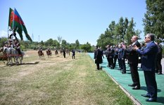 President Ilham Aliyev presents Karabakh horse named “Dostlug” to Chairman of Turkmenistan’s Halk Maslahaty at Jidir Duzu plain (PHOTO)