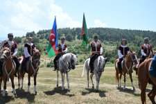 President Ilham Aliyev presents Karabakh horse named “Dostlug” to Chairman of Turkmenistan’s Halk Maslahaty at Jidir Duzu plain (PHOTO)