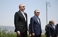 President Ilham Aliyev presents Karabakh horse named “Dostlug” to Chairman of Turkmenistan’s Halk Maslahaty at Jidir Duzu plain (PHOTO)