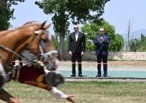 President Ilham Aliyev presents Karabakh horse named “Dostlug” to Chairman of Turkmenistan’s Halk Maslahaty at Jidir Duzu plain (PHOTO)