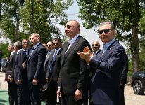 President Ilham Aliyev presents Karabakh horse named “Dostlug” to Chairman of Turkmenistan’s Halk Maslahaty at Jidir Duzu plain (PHOTO)