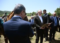 President Ilham Aliyev presents Karabakh horse named “Dostlug” to Chairman of Turkmenistan’s Halk Maslahaty at Jidir Duzu plain (PHOTO)