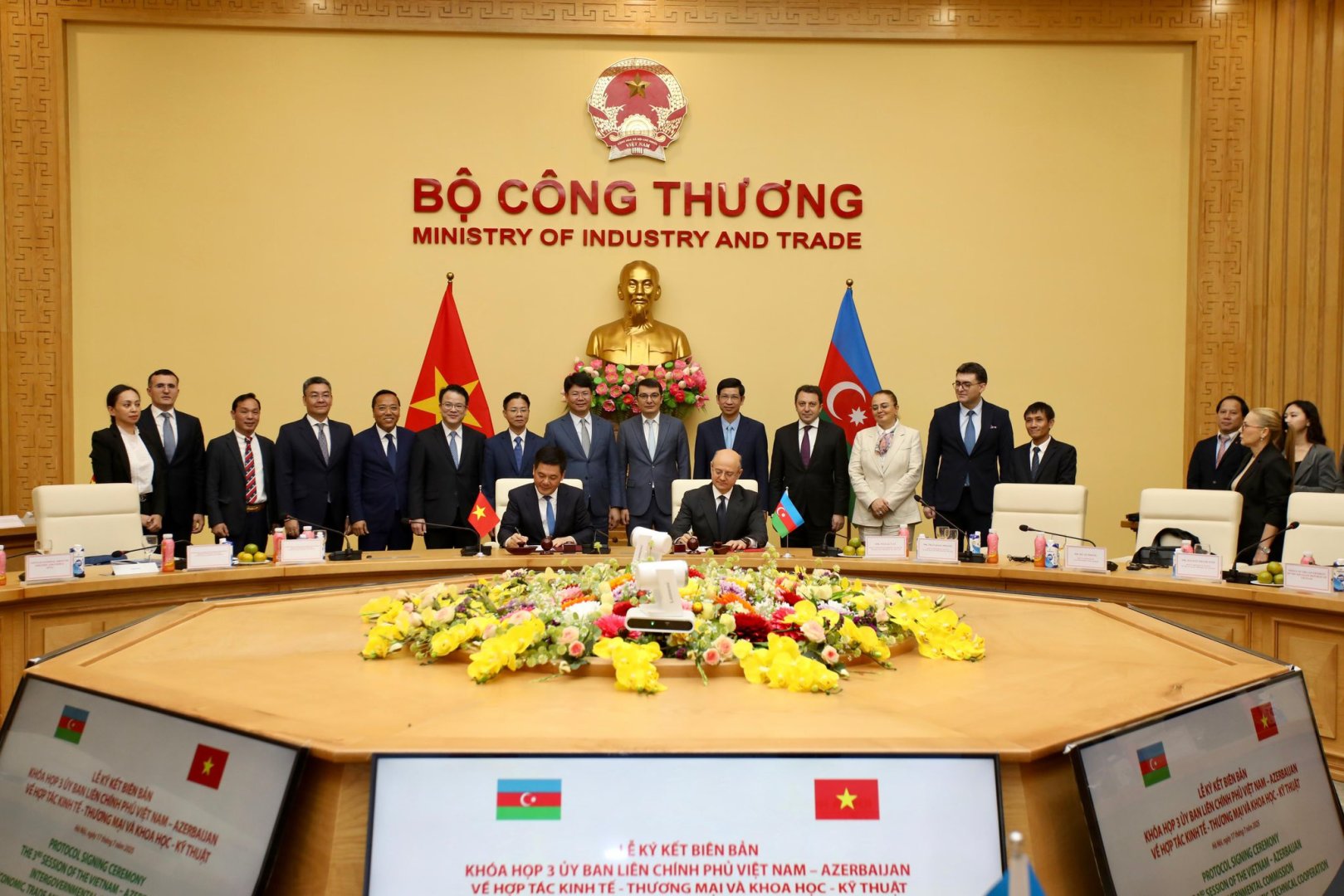 Azerbaijan and Vietnam adopt three-year action plan (PHOTO)