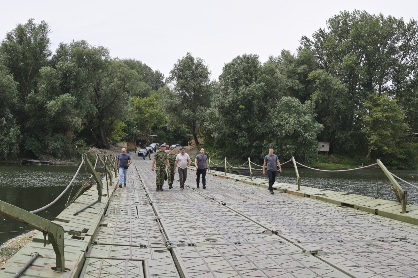 Serbian armed forces maintain key pontoon bridge (PHOTO)