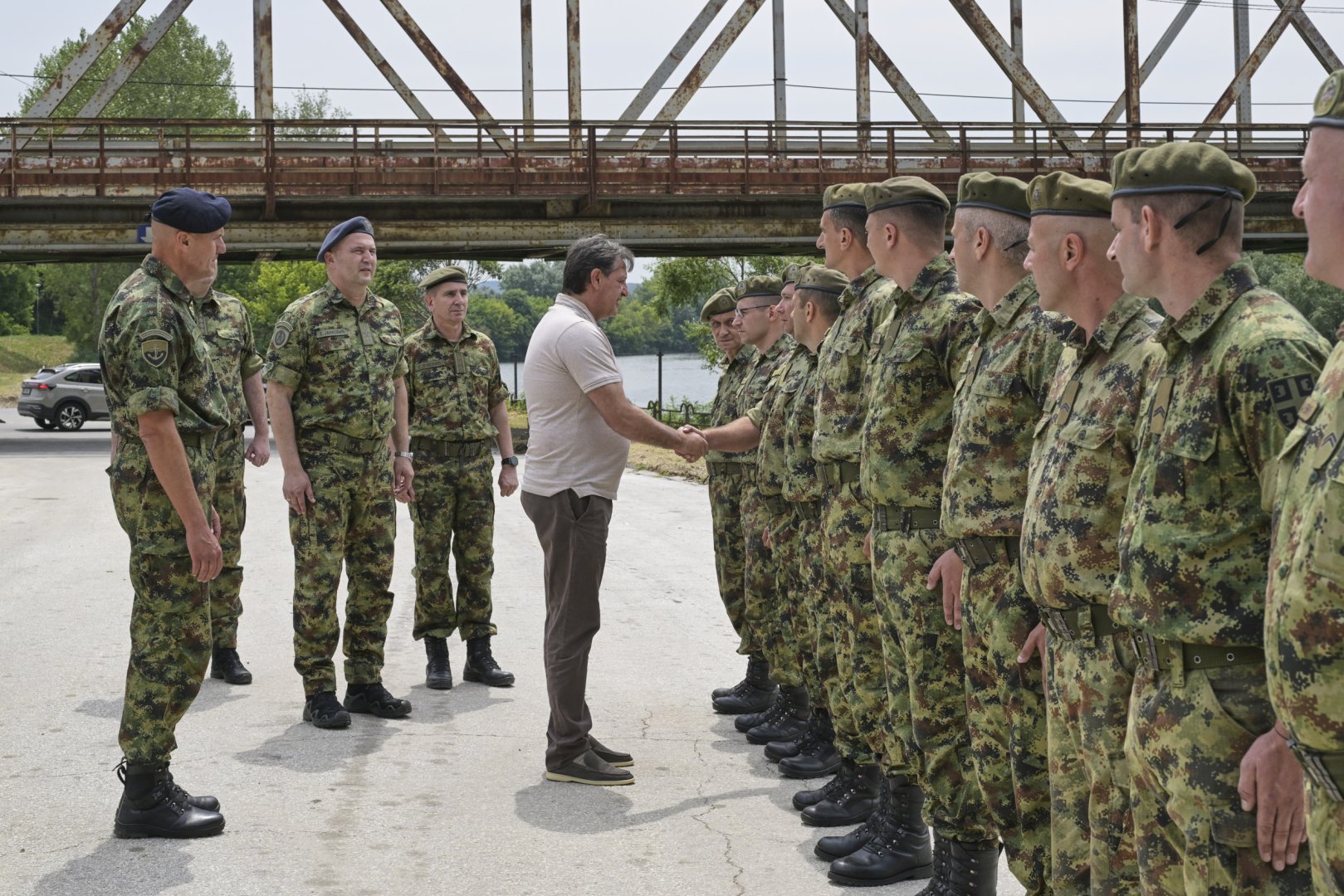 Serbian armed forces maintain key pontoon bridge (PHOTO)