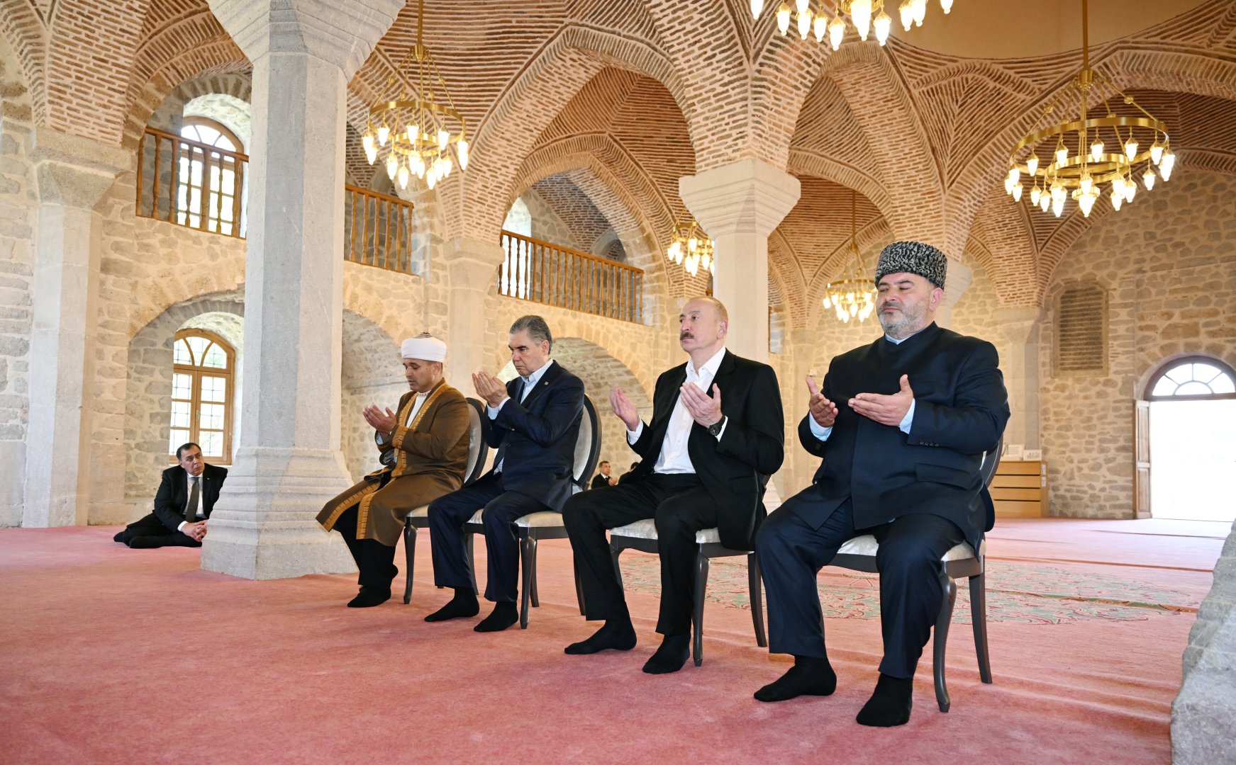 President Ilham Aliyev, Chairman of Turkmenistan’s Halk Maslahaty visit Yukhari Govhar Agha Mosque in Shusha (PHOTO)