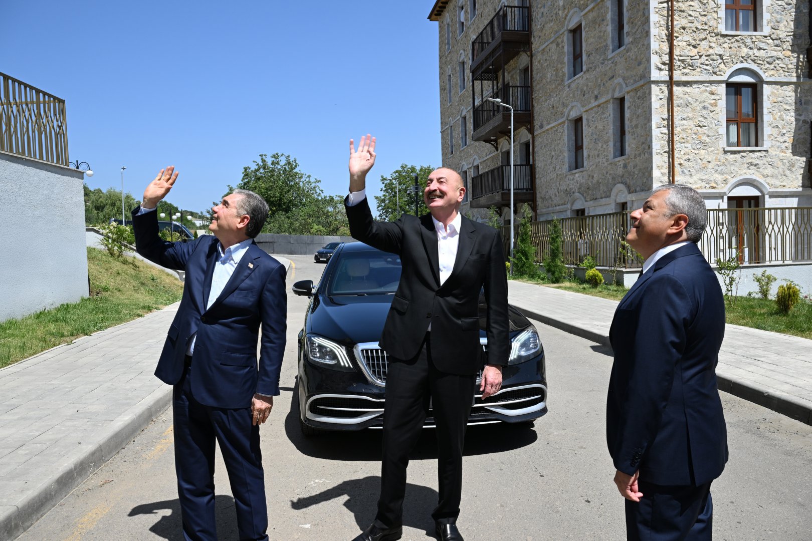 Residents of Shusha warmly greet President Ilham Aliyev and Gurbanguly Berdimuhamedov (PHOTO)