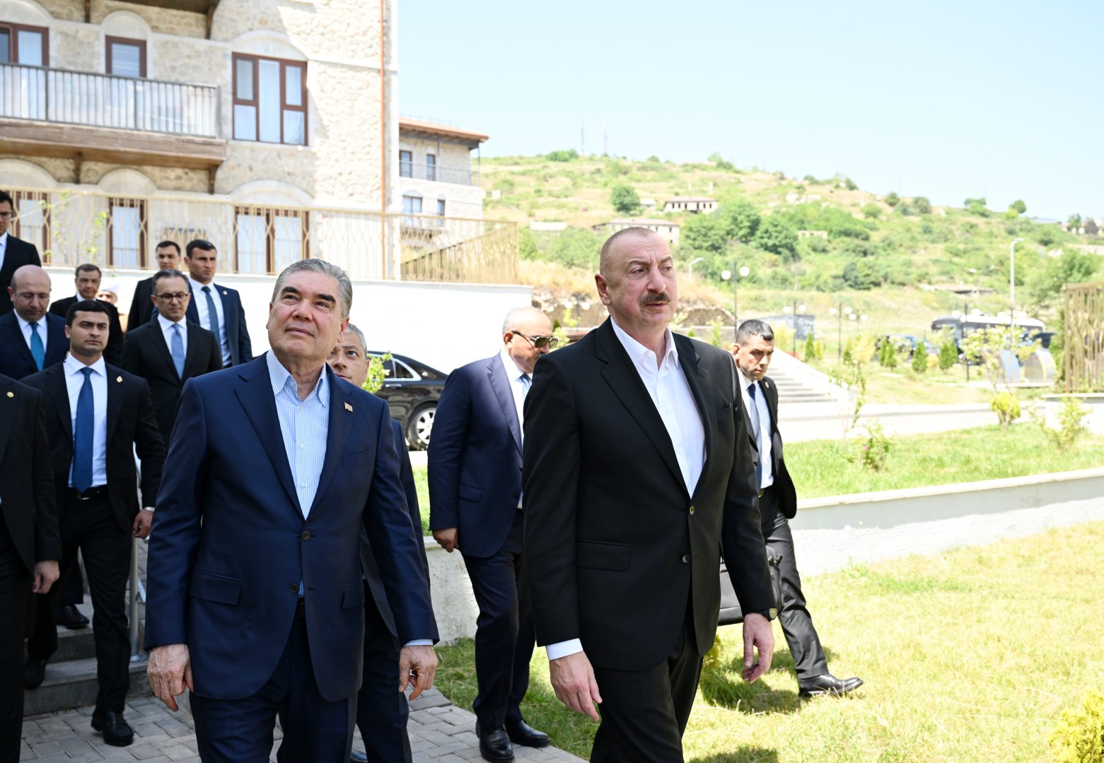 Residents of Shusha warmly greet President Ilham Aliyev and Gurbanguly Berdimuhamedov (PHOTO)
