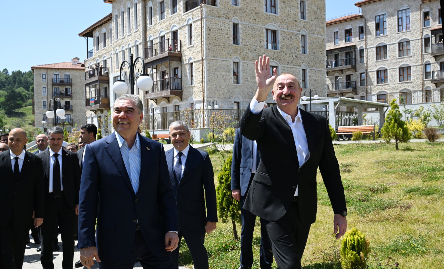 Residents of Shusha warmly greet President Ilham Aliyev and Gurbanguly Berdimuhamedov (PHOTO)
