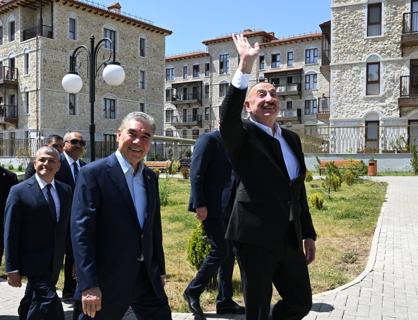 Residents of Shusha warmly greet President Ilham Aliyev and Gurbanguly Berdimuhamedov (PHOTO)