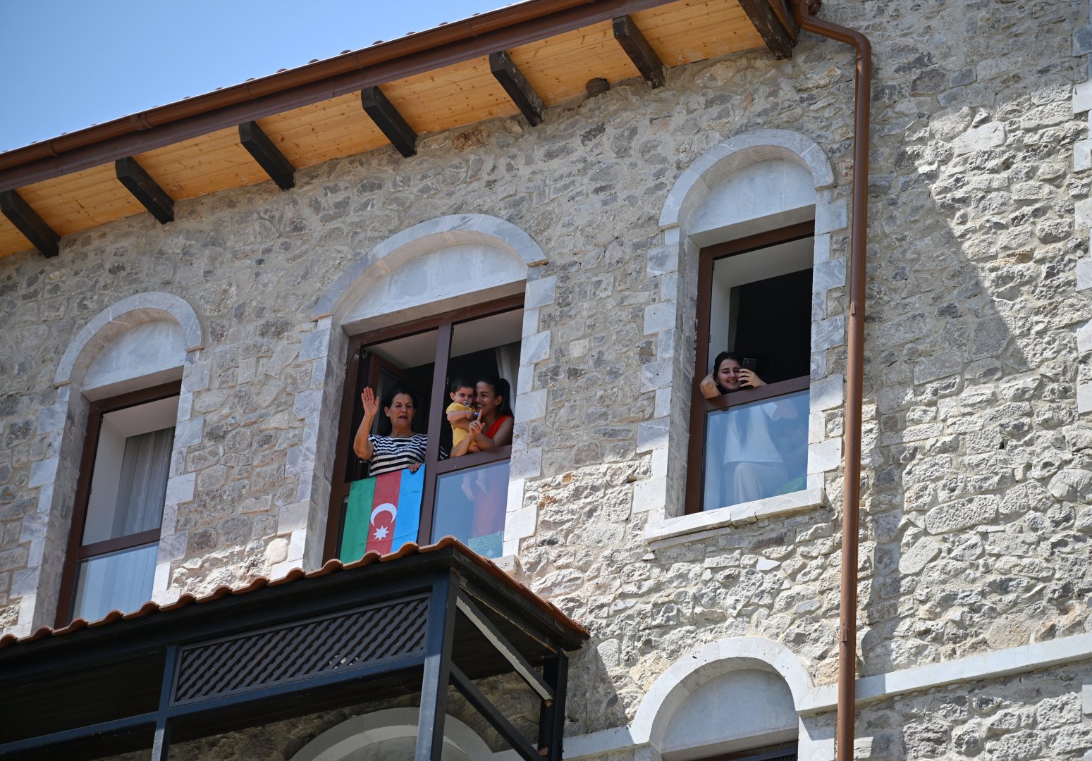 Residents of Shusha warmly greet President Ilham Aliyev and Gurbanguly Berdimuhamedov (PHOTO)