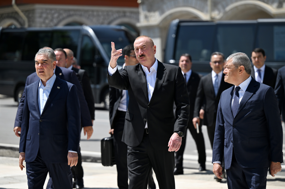 President Ilham Aliyev and Chairman of Turkmenistan’s Halk Maslahaty view bullet-riddled monuments of Natavan, Bulbul, and Uzeyir Hajibeyli in Shusha (PHOTO)