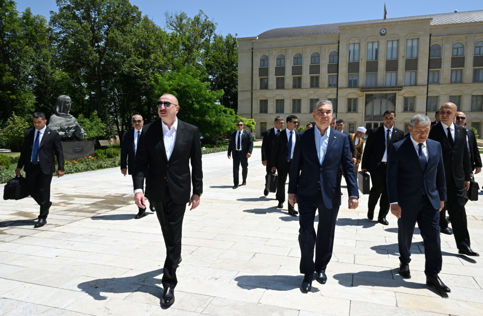 President Ilham Aliyev and Chairman of Turkmenistan’s Halk Maslahaty view bullet-riddled monuments of Natavan, Bulbul, and Uzeyir Hajibeyli in Shusha (PHOTO)