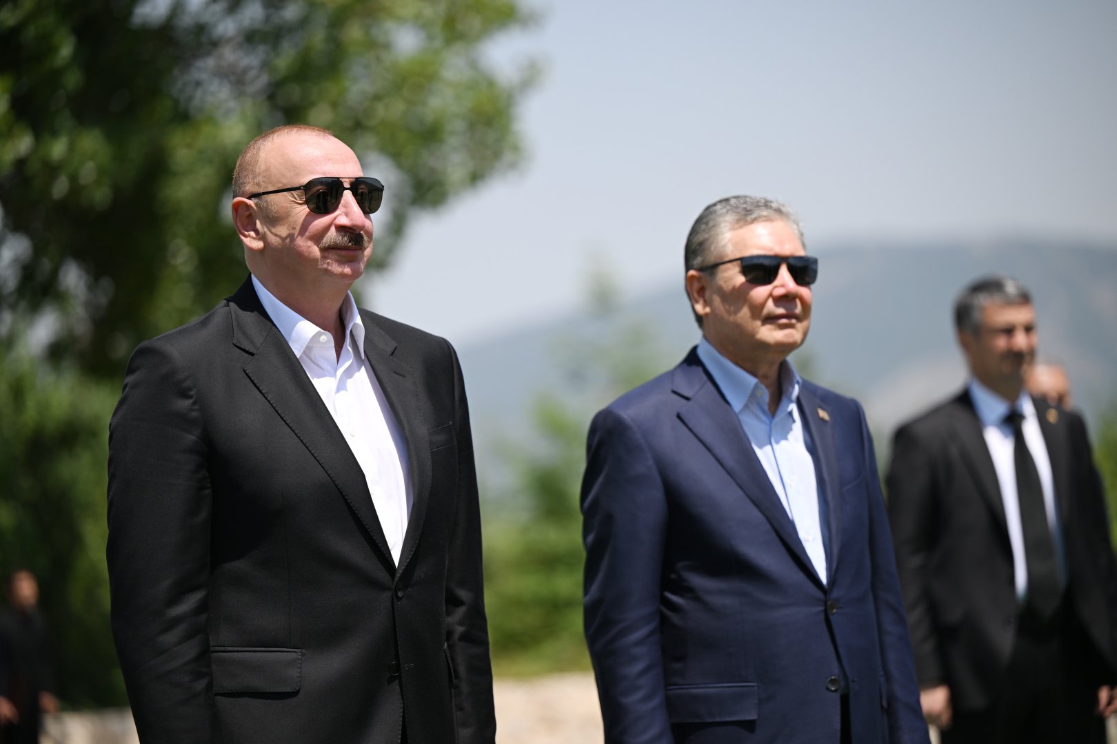 President Ilham Aliyev presents Karabakh horse named “Dostlug” to Chairman of Turkmenistan’s Halk Maslahaty at Jidir Duzu plain (PHOTO)