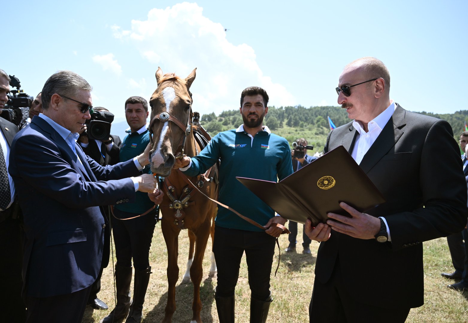 President Ilham Aliyev presents Karabakh horse named “Dostlug” to Chairman of Turkmenistan’s Halk Maslahaty at Jidir Duzu plain (PHOTO)