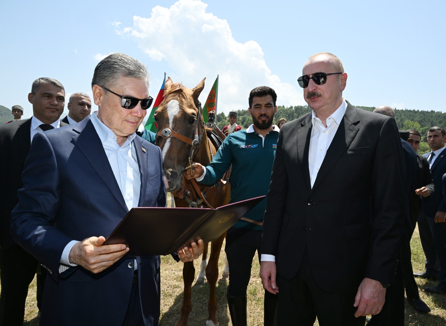 President Ilham Aliyev presents Karabakh horse named “Dostlug” to Chairman of Turkmenistan’s Halk Maslahaty at Jidir Duzu plain (PHOTO)
