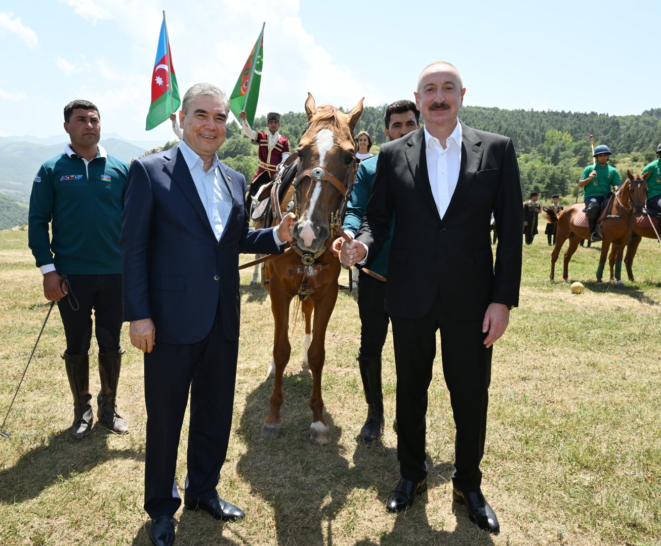President Ilham Aliyev presents Karabakh horse named “Dostlug” to Chairman of Turkmenistan’s Halk Maslahaty at Jidir Duzu plain (PHOTO)