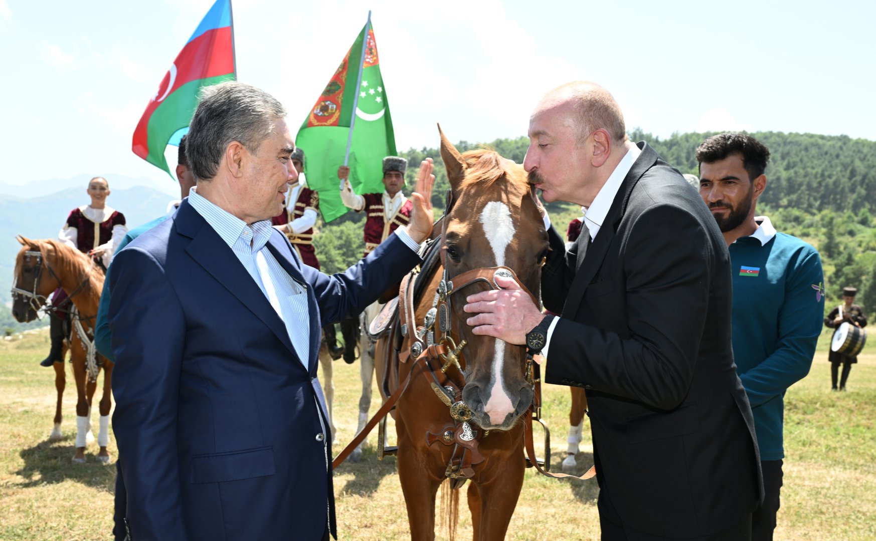 President Ilham Aliyev presents Karabakh horse named “Dostlug” to Chairman of Turkmenistan’s Halk Maslahaty at Jidir Duzu plain (PHOTO)