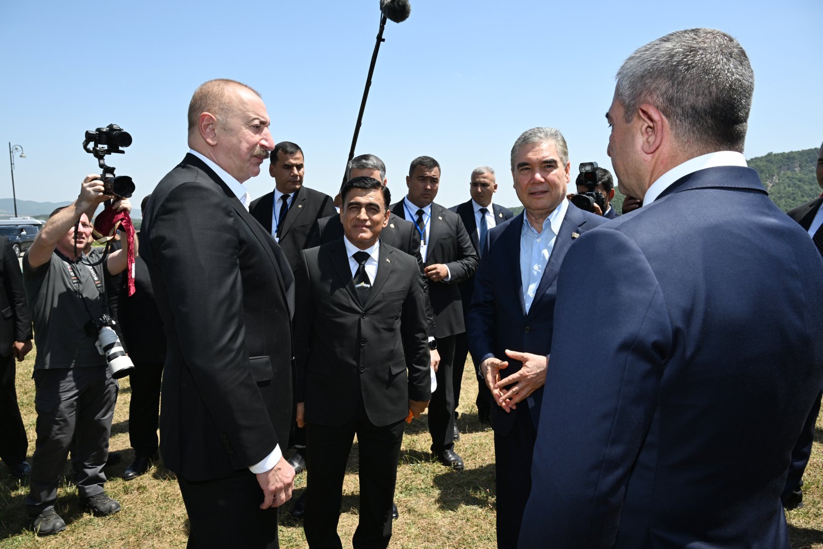 President Ilham Aliyev presents Karabakh horse named “Dostlug” to Chairman of Turkmenistan’s Halk Maslahaty at Jidir Duzu plain (PHOTO)