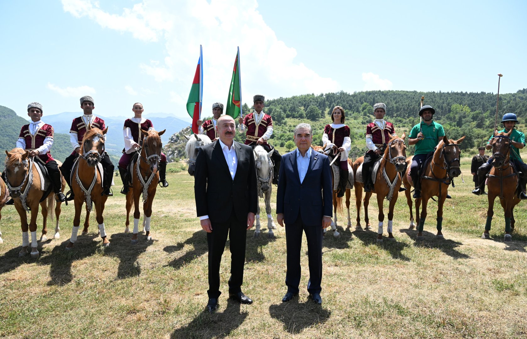 President Ilham Aliyev presents Karabakh horse named “Dostlug” to Chairman of Turkmenistan’s Halk Maslahaty at Jidir Duzu plain (PHOTO)