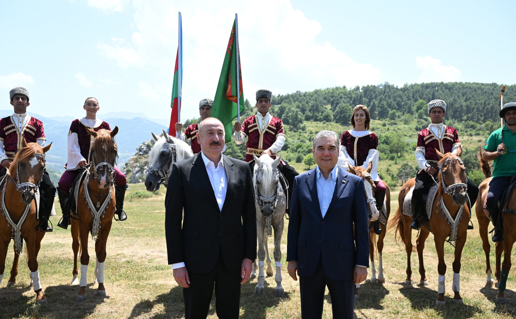 President Ilham Aliyev presents Karabakh horse named “Dostlug” to Chairman of Turkmenistan’s Halk Maslahaty at Jidir Duzu plain (PHOTO)